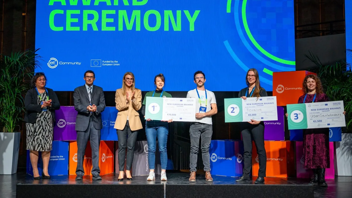 Cerimònia de premis EIT Jumpstarter 2024 a Budapest, pantalla amb el text Award Ceremony