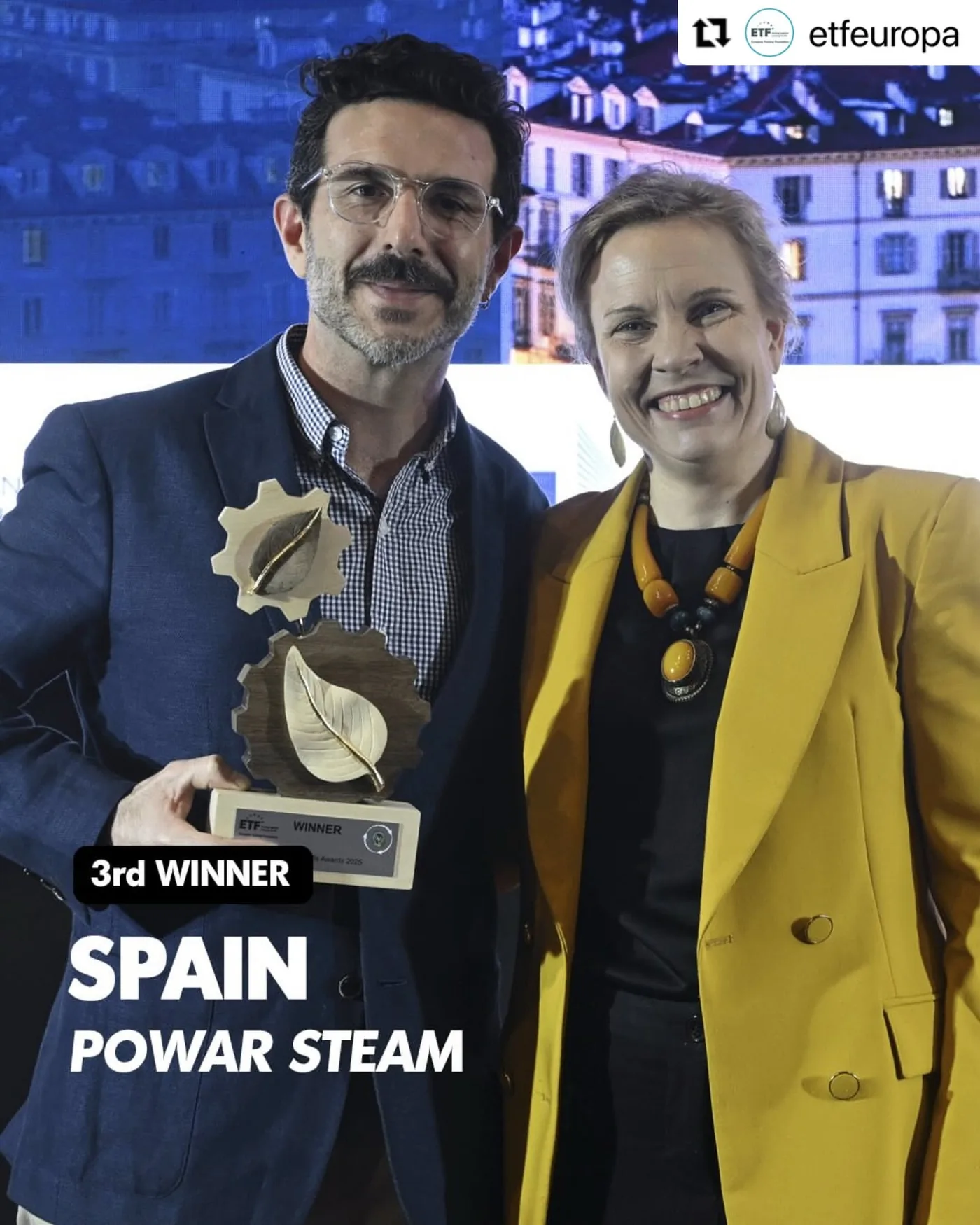 Pablo Zuloaga recibiendo el trofeo del ETF Green Skills Award 2025