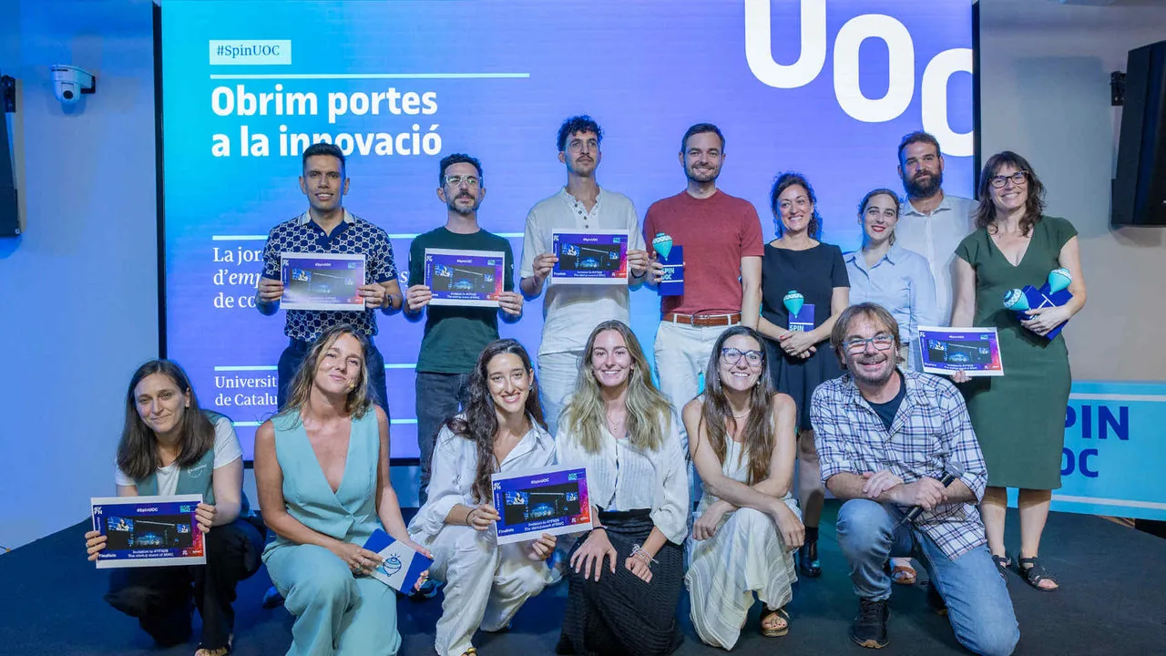Equipo de POWAR STEAM con el resto de finalistas de SpinUOC 2025