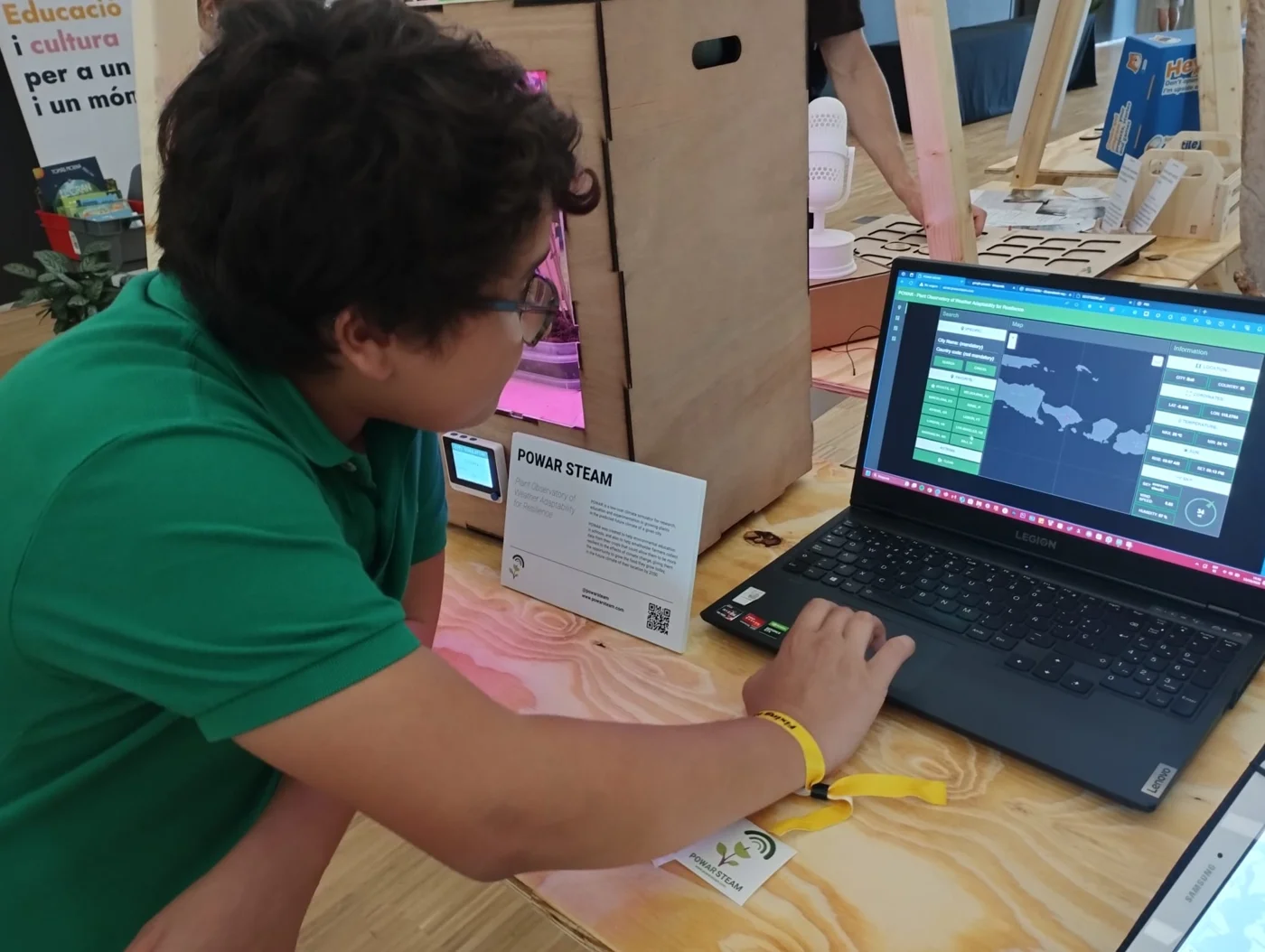 Un estudiante usa la plataforma del simulador de clima