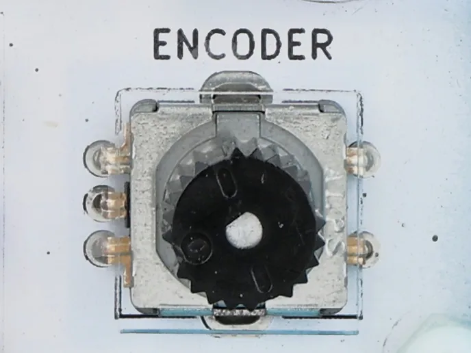 Encoder rotatorio con pulsador en la placa del P-Bit, bajo su serigrafía ENCODER