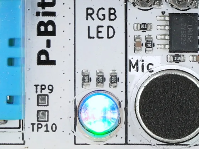 LED RGB de 5 mm encendido en la placa del P-Bit, bajo su serigrafía RGB LED