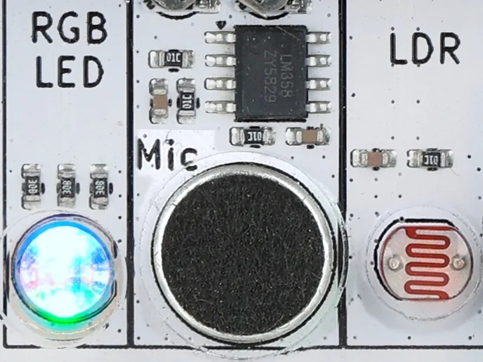 Micrófono electret con su serigrafía Mic y, encima, el chip amplificador LM358, en la placa del P-Bit