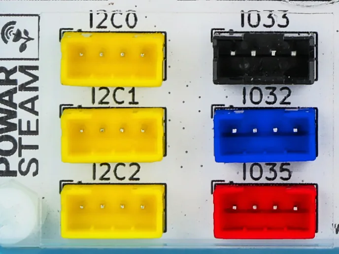 Los seis puertos de colores del P-Bit con su serigrafía: I2C0, I2C1 e I2C2 en amarillo, IO33 en negro, IO32 en azul e IO35 en rojo
