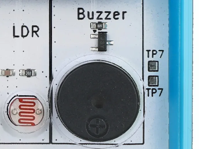 Zumbador pasivo negro en la placa del P-Bit, bajo su serigrafía Buzzer