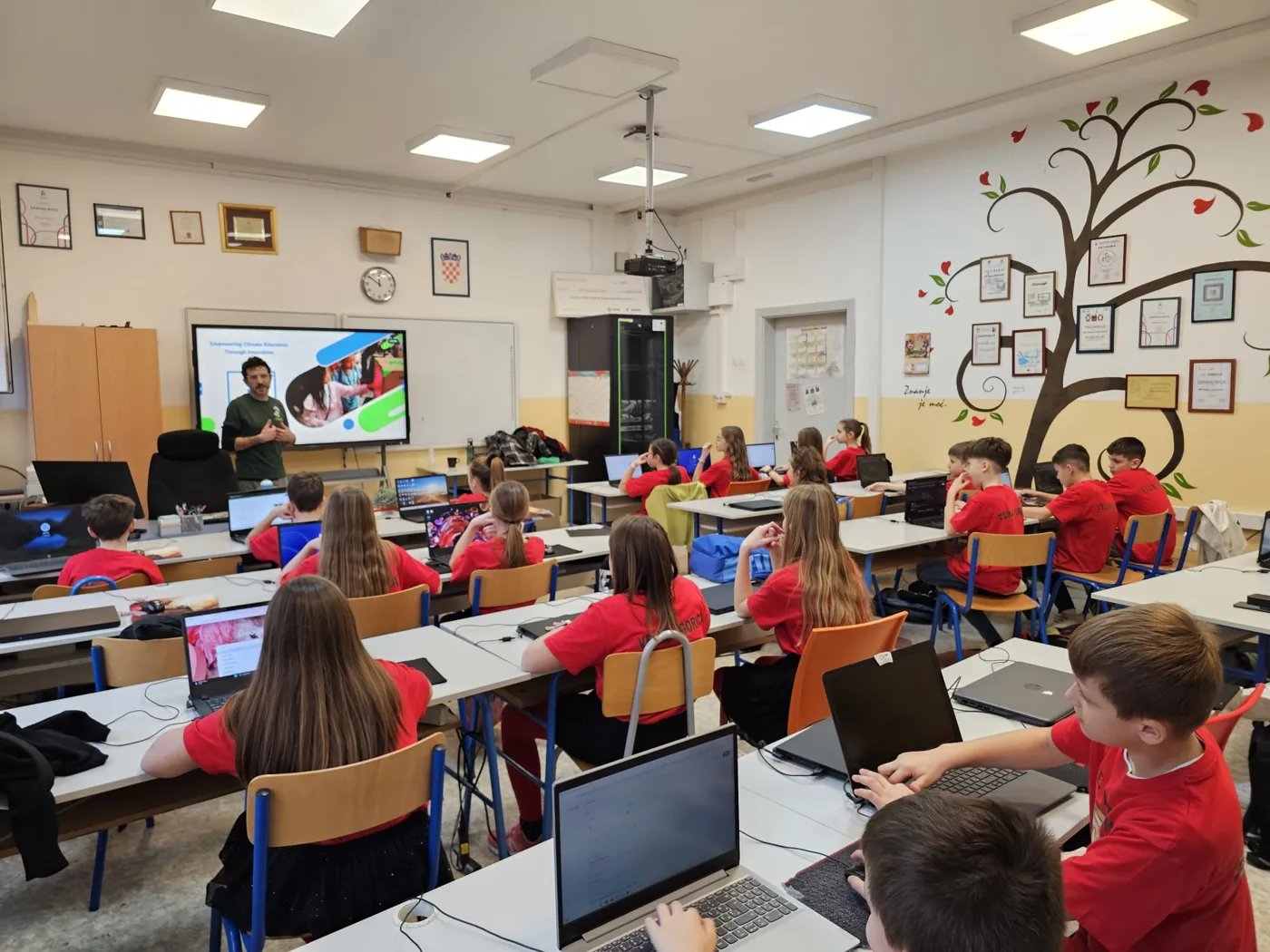 Alumnos trabajan con portátiles durante una sesión de POWAR STEAM
