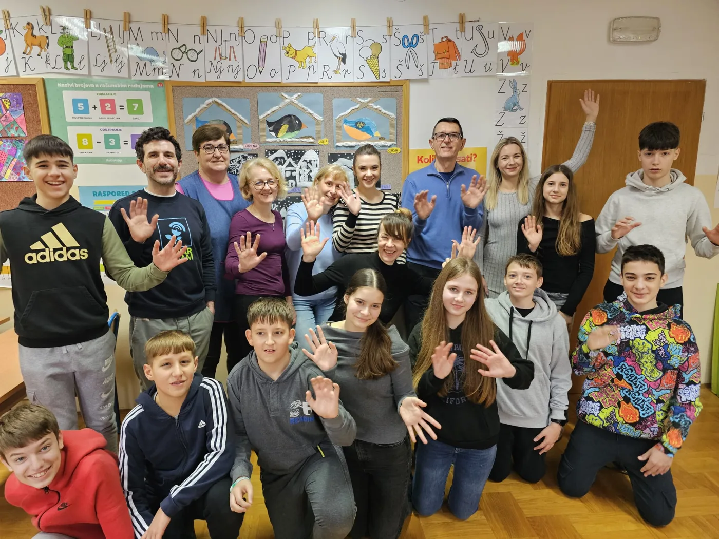 Grupo de alumnos y docentes saludando en un centro de Croacia