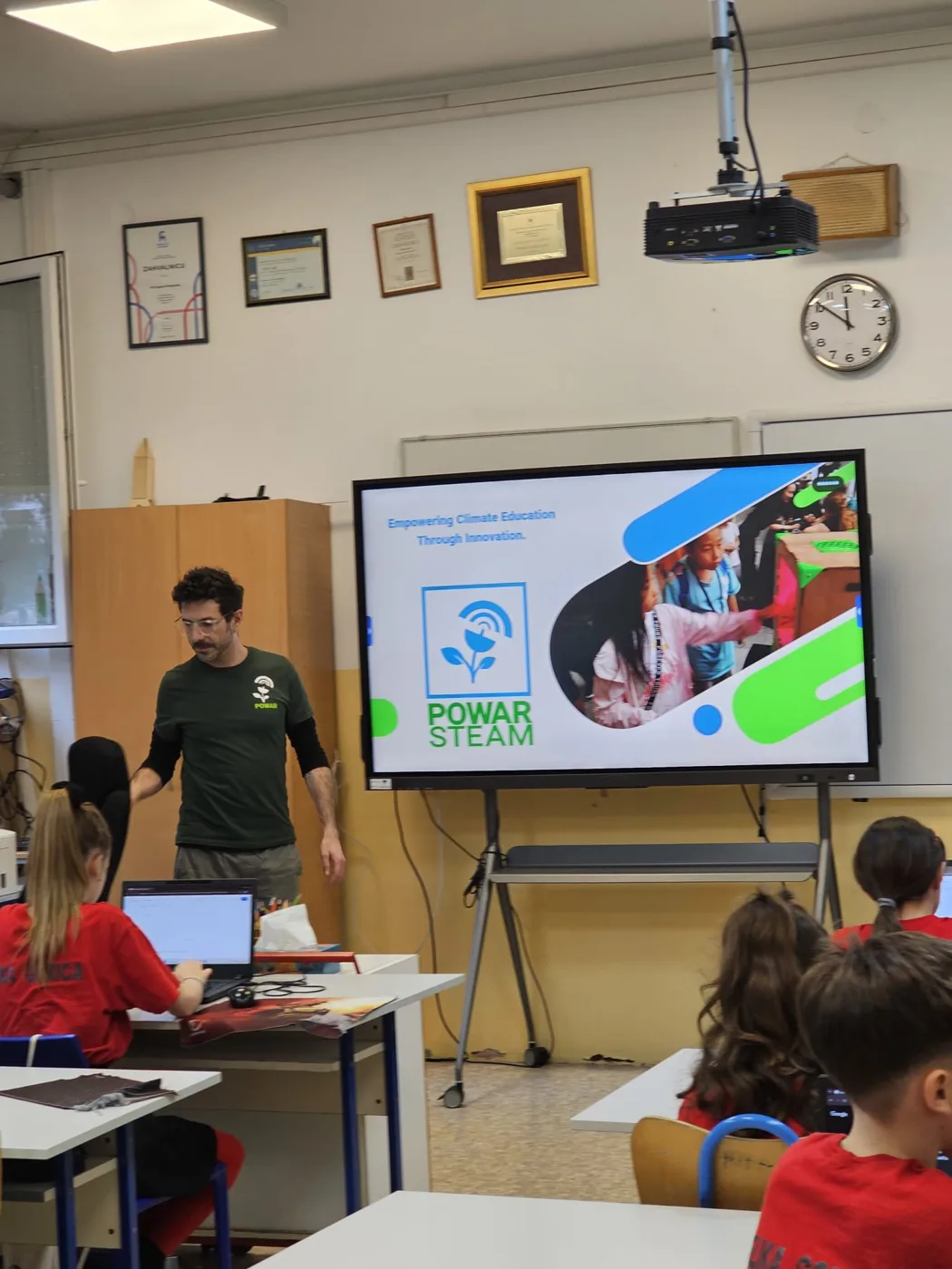 Pablo Zuloaga presents POWAR STEAM in a classroom with a digital screen and laptops (Croatia, 2025)