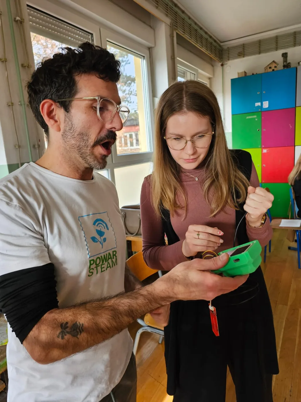 Pablo Zuloaga explica el P-Bit a una docent