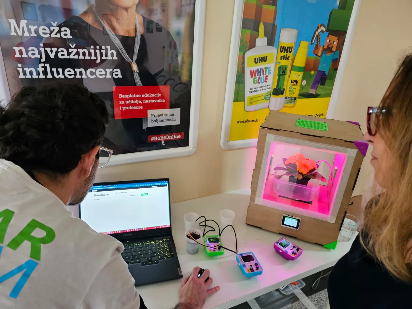 Simulador de clima POWAR CS con su plataforma en un portátil