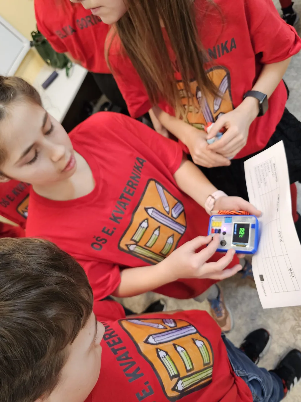 Alumnes anoten en una fitxa les dades del P-Bit