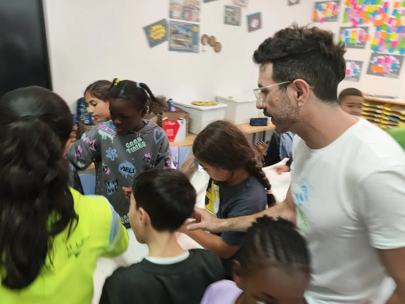 Pablo Zuloaga con alumnos en el proyecto de hongos de la Escola Joan Miró